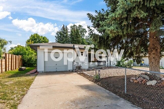 Building Photo - 221 Everett Dr