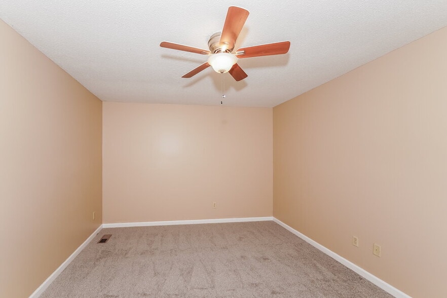 Building Photo - 5040 Loren Ln