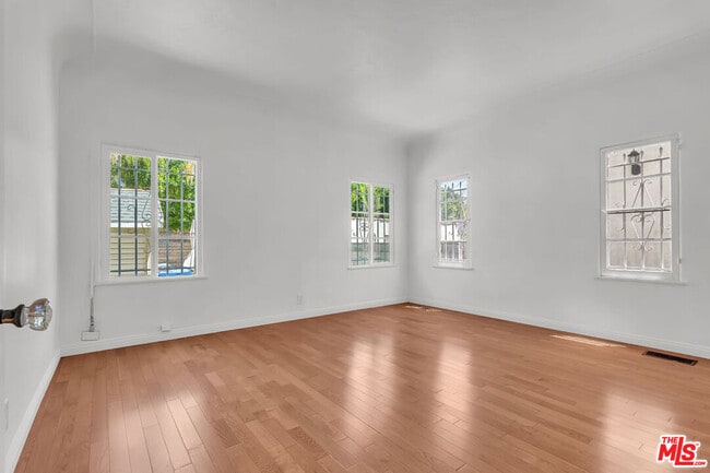 Building Photo - 118 N Harper Ave