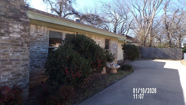 Building Photo - Fantasic Country Club West Home  1/2 OFF FIRST FULL MONTH'S RENT