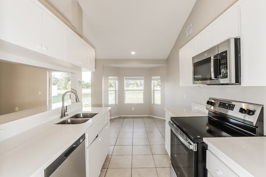 Building Photo - 2324 Sunset Point Dr