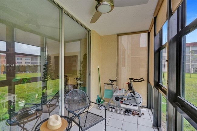 Building Photo - 9410 N Hollybrook Lake Dr