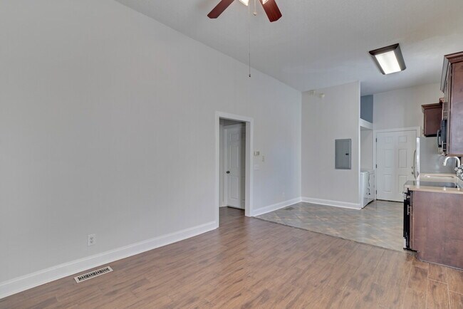Building Photo - 419 E 31st St