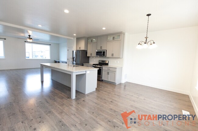 Building Photo - 468 S 700 W