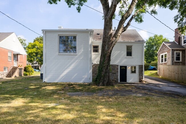 Building Photo - 2313 Sunset Pl