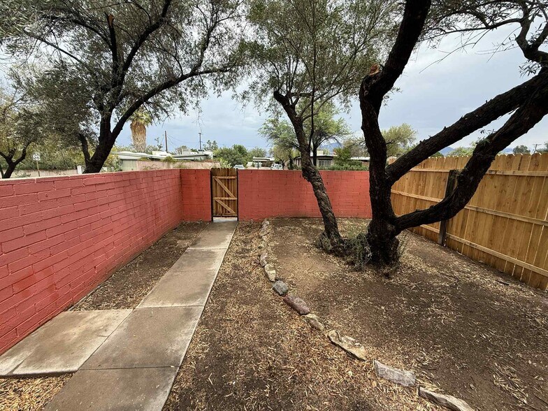 Building Photo - 2702 E Elm St