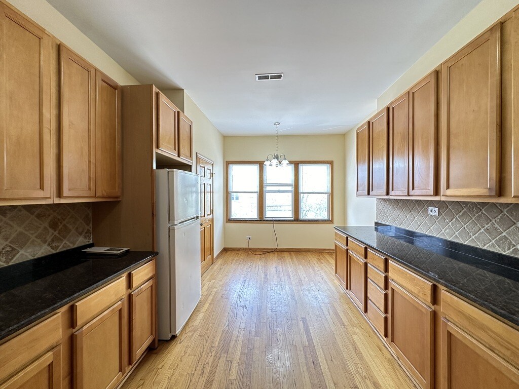 Building Photo - 2136 W Chicago Ave