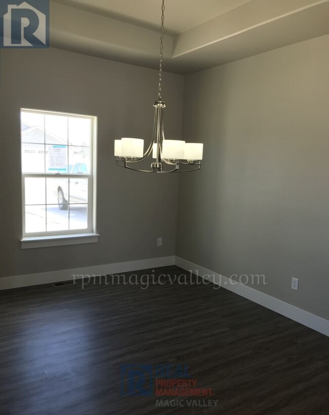 Building Photo - Beautiful 3 bedroom, 2 bath Available 7/8/...
