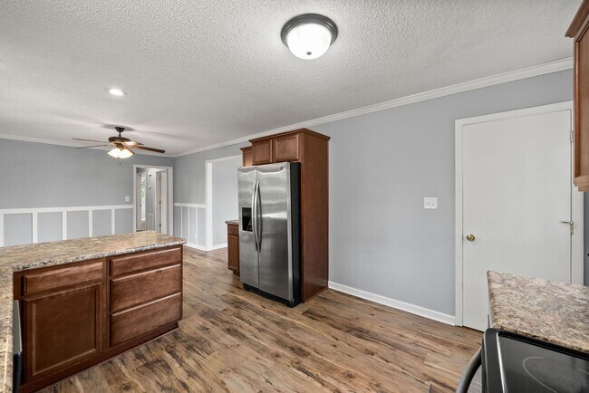 Building Photo - 3 Bedroom Pet Friendly Home For Rent!