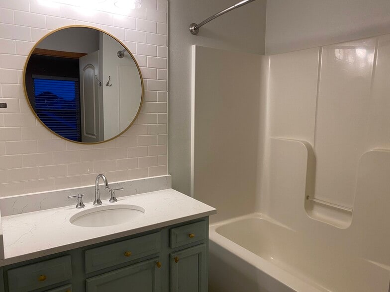 Building Photo - 2011 SW Reunion Cir