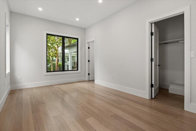Building Photo - 116 Thorndike St