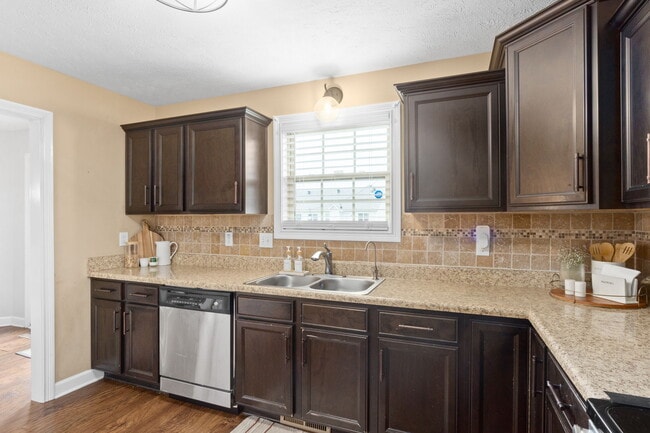 Building Photo - 649 Fox Hound Dr