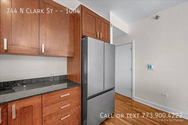 Building Photo - 744 N Clark St