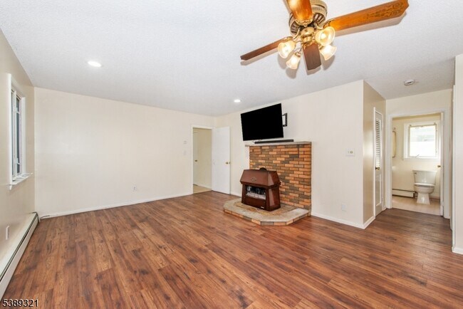 Building Photo - 11 Roehrs Dr