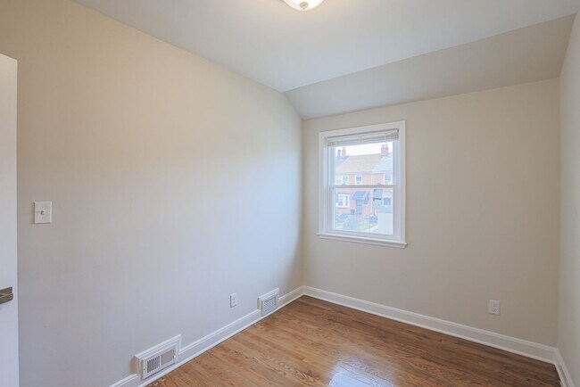 Building Photo - 3 BR 1-1/2 Baths MUST SEE- ACCEPTING HOSUING VOUCHERS!