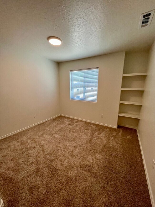 Building Photo - Corner Townhome!