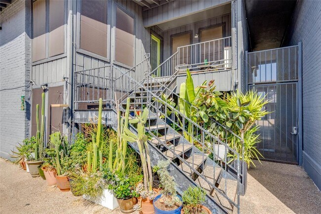 Building Photo - 909 Reinli St