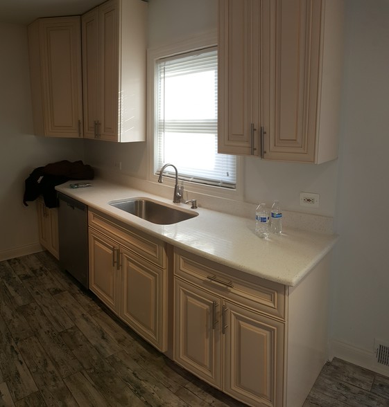 Kitchen with Stainless steel appliances which includes a side by side ref microwav with dishwasher - 900 Dunlop Ave