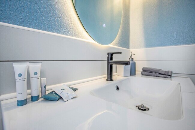 Building Photo - 2081 N Betty Ln