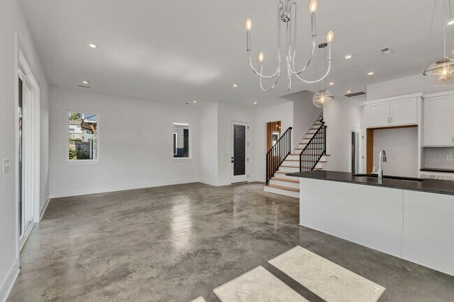 Building Photo - 5917 Robertson Ave