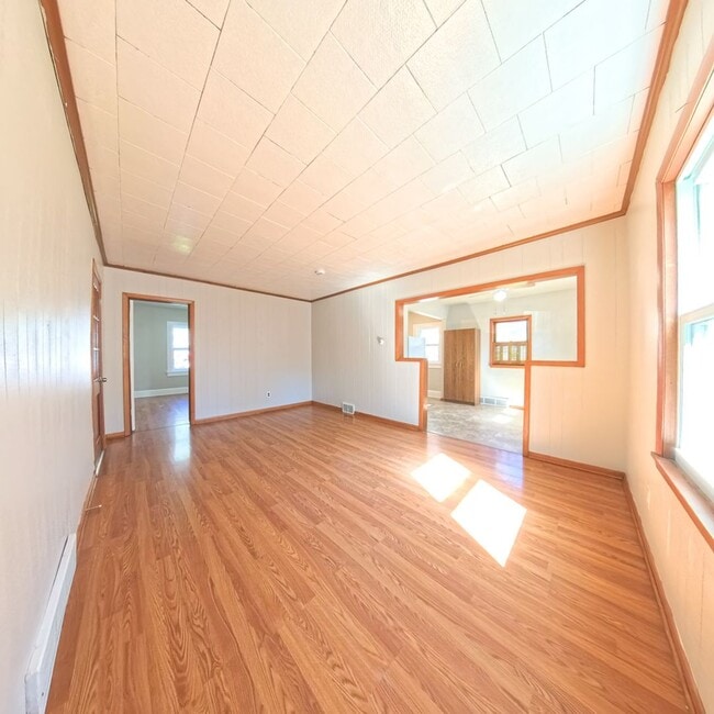 Building Photo - 2 Bedroom 2 Bathroom Home Available