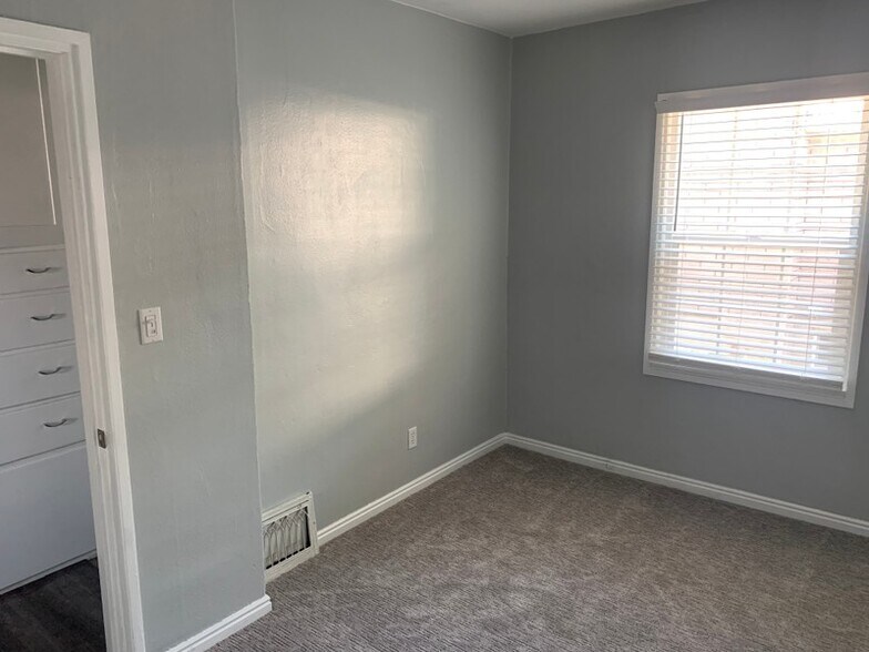 Building Photo - 452 E 700 N