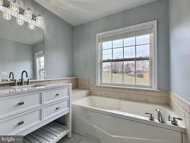 Building Photo - 2601 Emerson Dr