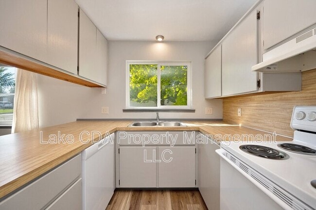 Building Photo - 1421 E Randle Ave