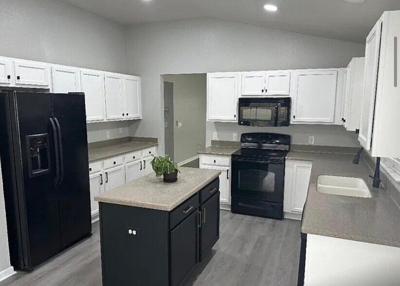 Building Photo - 5651 SW 40th Pl