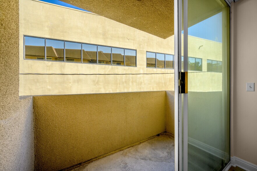 Building Photo - 14141 Dickens St