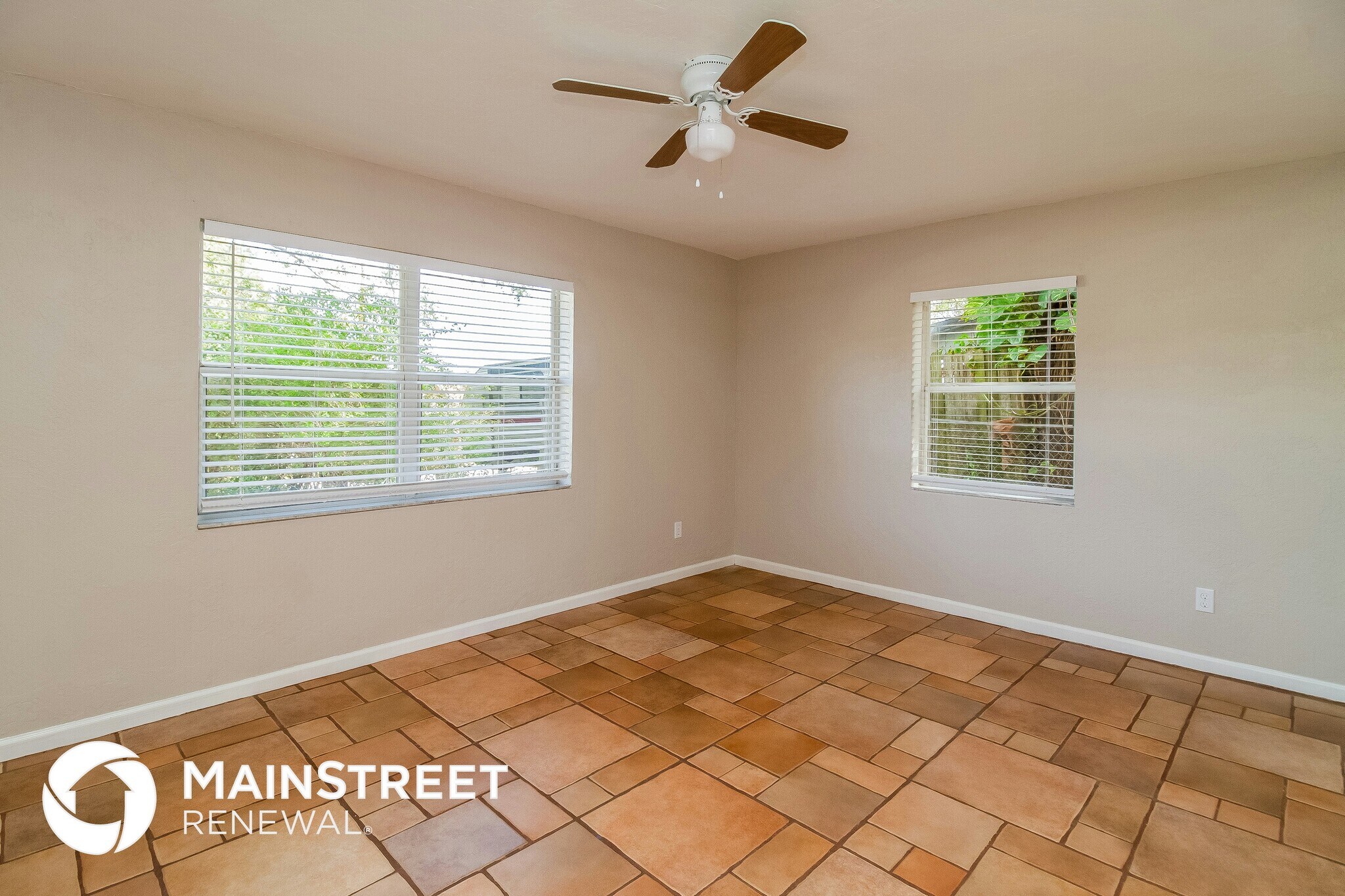 Building Photo - 1197 W Lakeview Cir