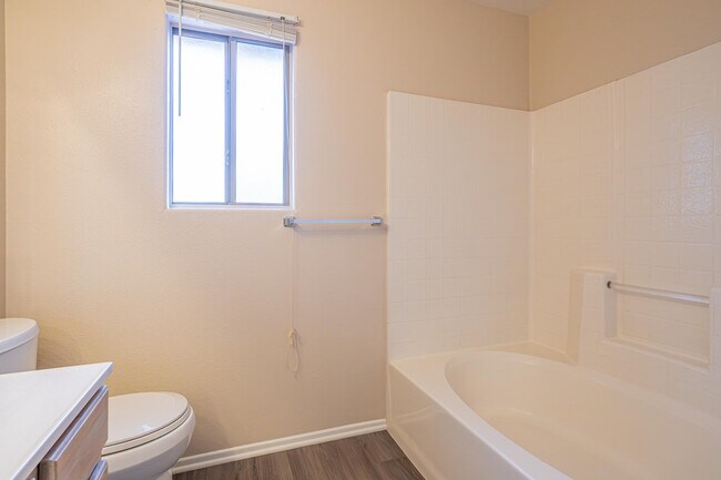 Building Photo - 450 Tava Ln