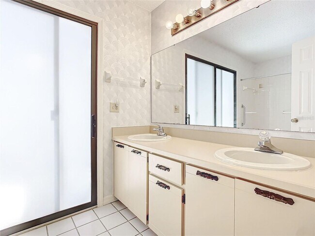Building Photo - 3 BR 2 BA 1 C GAR CONDO