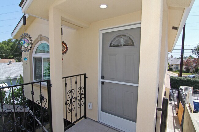Building Photo - 1318 N Hollywood Way