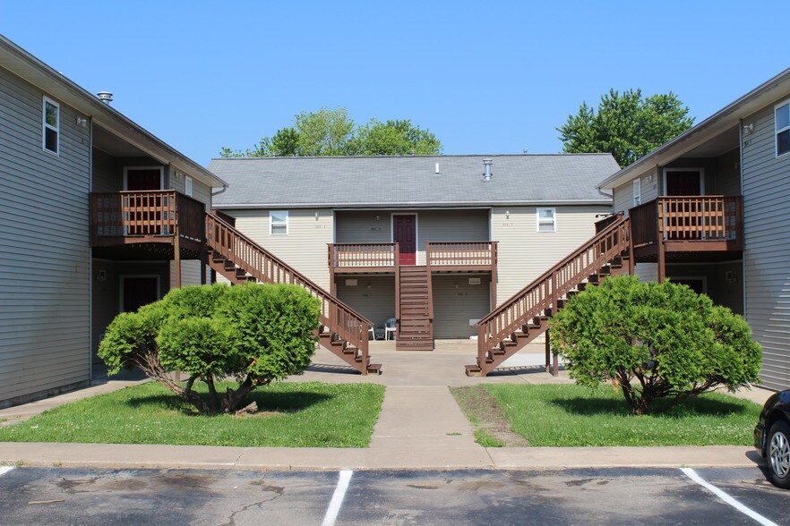 Smith and Royer Apartments 900 Wigwam Hollow Rd IL 61455