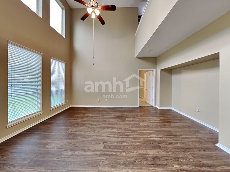 Building Photo - 2718 Lakecrest Way Dr