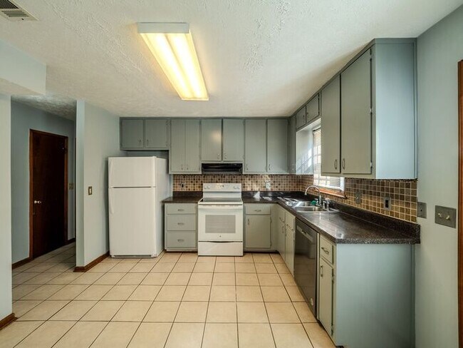 Building Photo - 1479 Millstream Trail NW