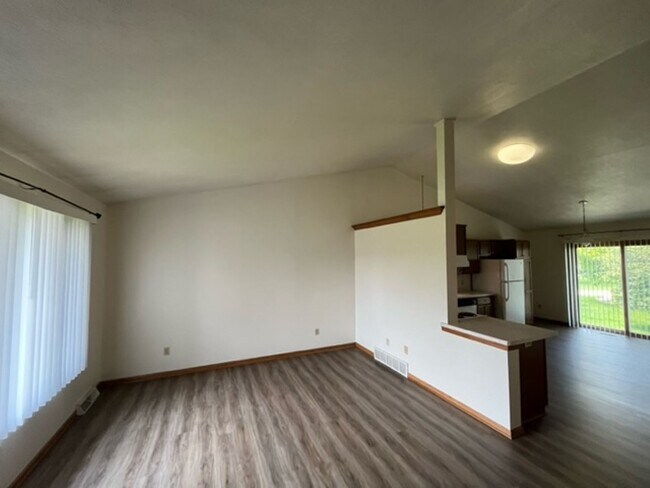 Building Photo - 330