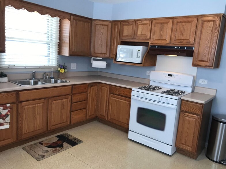 Building Photo - 782 N Van Auken St