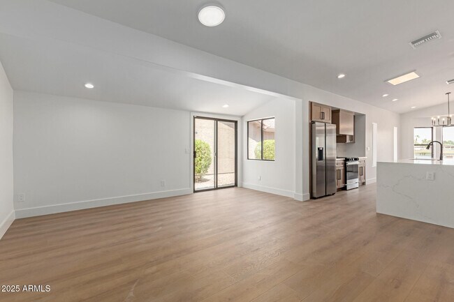 Building Photo - 8883 E Fairway Blvd