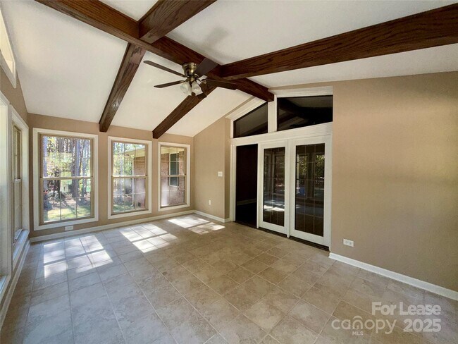 Building Photo - 925 Perth Rd