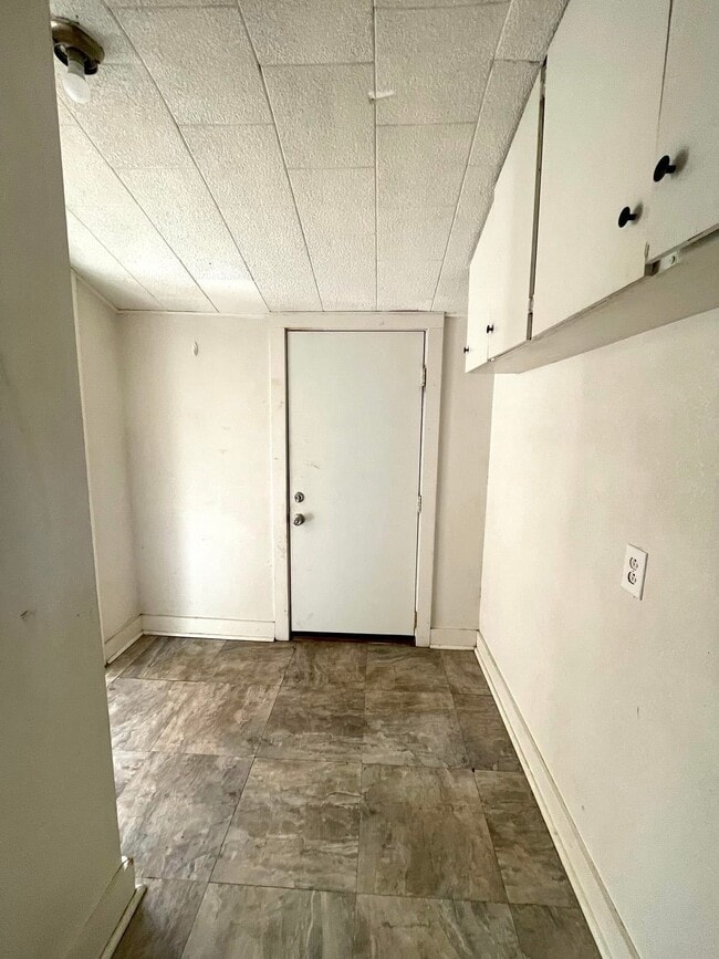 Building Photo - 714 6th Ave NW