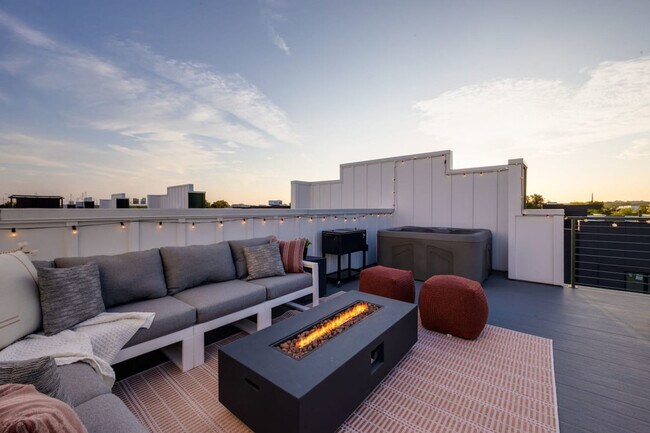 Building Photo - 1405 Napoleon St