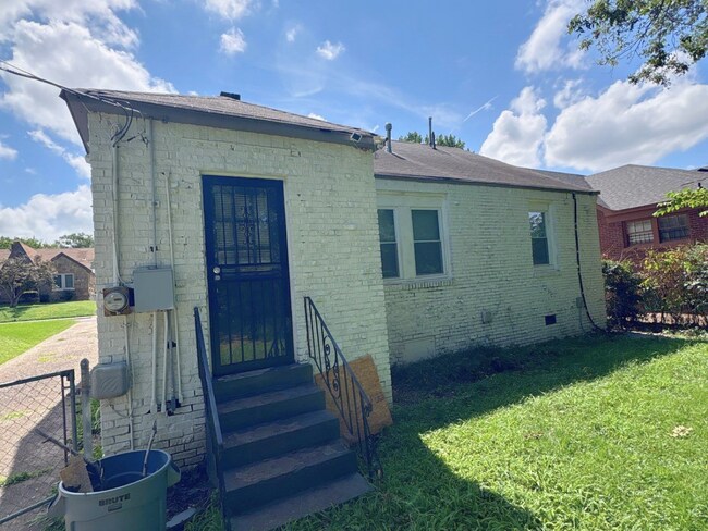 Building Photo - 859 Biggs St
