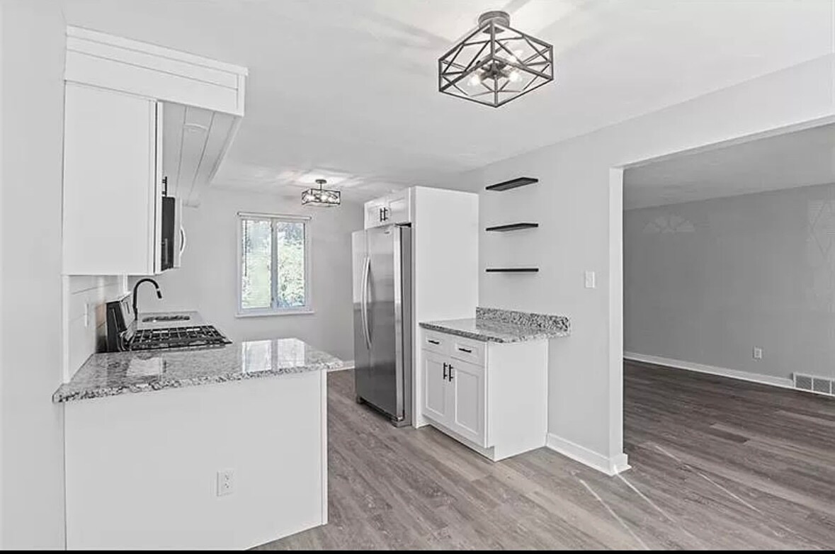 Building Photo - 118 Macfarlane Dr