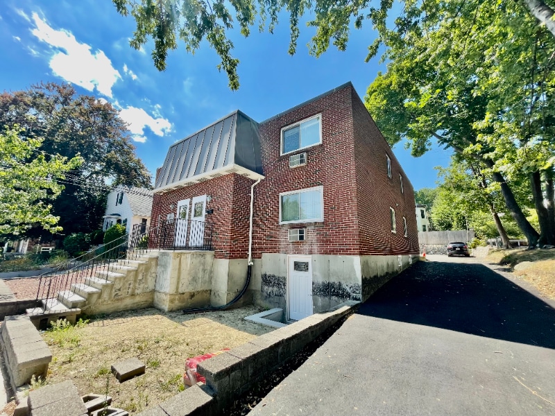 Building Photo - 122 Sycamore St