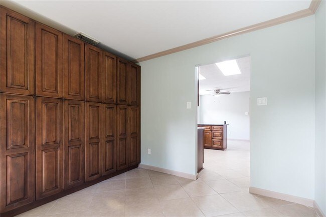 Building Photo - 5402 Sheraton Oaks Dr