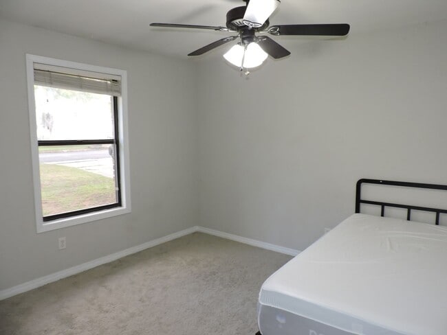 Building Photo - Convenient westside location!