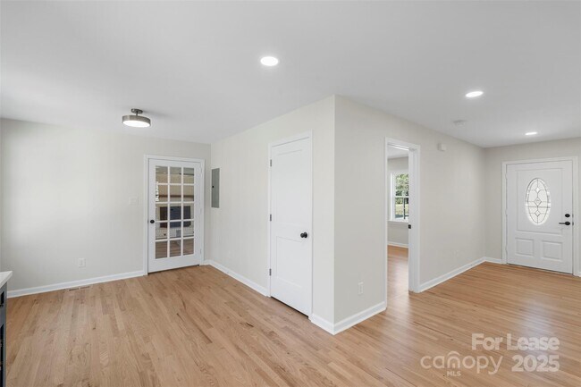 Building Photo - 2509 Wesley Chapel Rd