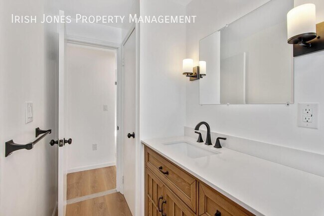 Building Photo - 208 Main St